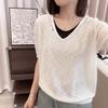 Camiseta de Manga Curta Listrada com Gola V e Efeito Duas Peças Falsas para Mulheres Verão Nova Solta com Efeito Emagrecedor Top Camisa Pequena