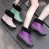 Botas de chuva da moda de cano baixo para mulheres, sapatos casuais de borracha impermeáveis para adultos, sapatos curtos antiderrapantes para cozinha, sapatos de água para trabalho de verão em lavagem de carro para mulheres
