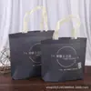 Em estoque loja de roupas com LOGO estampado bolsa de loja com nome da loja estampado tecido não tecido bolsa em estoque bolsa de mão embalagem publicitária bolsa laminada
