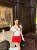 Camiseta Feminina de Verão Cor Contrastante Costura nos Ombros Doce e Picante Decote V Manga Curta Design na Clavícula Laço Top Curto Pura Desejo