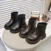 Botas para niña, forradas de felpa para abrigar, colección otoño/invierno 2026, botas pequeñas de piel para niños, estilo británico, suela suave, diseño simple, venta al por mayor
