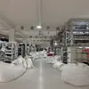 Produção de amostras de camisetas, marca moderna feita sob medida com gola redonda e mangas curtas, fabricação por contrato em pequenos lotes com materiais fornecidos pelo fabricante