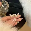 Pendientes de botón de perla y mariposa estilo INS de lujo ligero para mujer, versátiles, elegantes, de alta gama, personalizados, dulces y geniales, exquisitas joyas para la oreja, modernos~