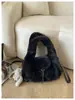 Bolso de mujer elegante de alta gama 2026 nuevo de moda versátil de felpa de mano de un solo hombro moda retro bolso cubo