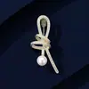 Broche Laço de Fita Luxo Leve, Broche Pérola Elegante Versátil de Alta Qualidade para Mulheres, Pino de Design Único, Acessório para Terno