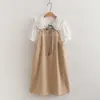 26019 Conjunto de dos piezas para mujer: falda con tirantes de retazos de encaje fresca y dulce + camisa blanca de manga corta con cordones