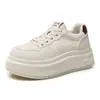 Sapatos Femininos 2026 Outono Novo Estilo para Pessoas Baixas Plataforma Solado Grosso Aumentador de Altura Sapatos Casuais Versáteis Sapatos Brancos Femininos