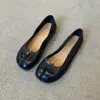 Sapatilhas de Bico Dividido Lavadas em Cores Estilo Retrô para Mulheres 2026 Novas Sapatos Rasos Casuais para Uso Externo Sem Cadarço