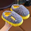 Pantuflas de algodón para niños y niñas, zapatos peludos suaves antideslizantes de suela blanda para interior de otoño e invierno, zapatillas de algodón para el hogar para padres e hijos de princesa para bebé