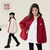 Ropa Infantil Zuoxi Chaqueta Roja de Algodón para Niñas Estilo Nuevo 2026 Acolchada Reversible de Imitación de Lana de Cordero Abrigo del Año Nuevo Chino
