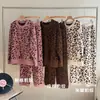 1256 Ropa de Casa Leopardo Dulce y Picante Medio Polar para Mujer Suave Pegajosa Amigable con la Piel Elástica Cuello Redondo Engrosado Cálido Se Puede Usar Afuera Pijamas