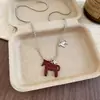 Collar de Caballo Rojo Incrustado de Diamantes para el Año de Nacimiento, Cadena Clavicular de Lujo Ligero de Nicho, Accesorio de Moda y Versátil para Mujeres con un Toque de Alta Gama