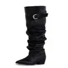 Botas de Diseño de Nicho con Punta Aguda Fruncidas Apiladas 2026 Nuevas Llegadas de Primavera Caña Ancha Hebilla de Cinturón Botas Largas Botas Altas de Montar