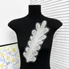 Bordado de encaje de plumas, base de tela de malla transparente, adornos para velo de novia, accesorios coloridos, piezas florales al por mayor