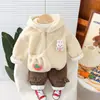 Nueva ropa de otoño e invierno para niños, estilo lindo para niñas pequeñas, conjunto de dos piezas con chaqueta con capucha rizada de felpa de fresa y conejo engrosada