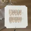 Um estilo minimalista, de luxo leve, vidro âmbar dourado com névoa suave, flor de gelo, olho de gato, unha vestível feita à mão