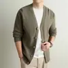Suéter de Tricô Masculino 2026 Outono/Inverno Estilo Old Money Cardigã sem Gola Jovem Luxo Casual Cor Sólida Peça Única Jaqueta de Tricô