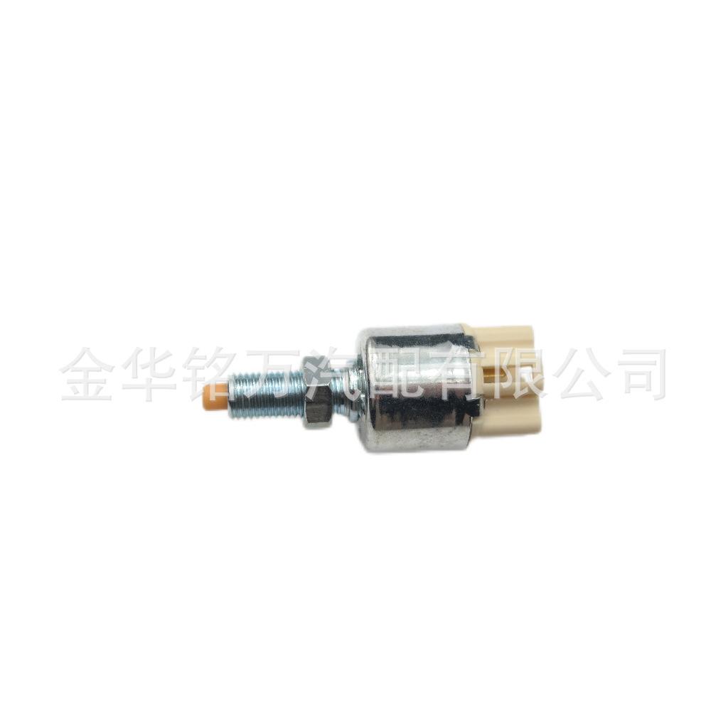 7、84340-47020 刹车灯开关 四插 适用于丰田 汽
