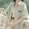 Camisa corta a rayas juvenil de verano para mujer, camisa casual holgada bordada de alta gama con un toque artístico