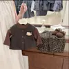 2026 Nuevo Conjunto Lindo Versátil Chaleco de Cuero Estilo Otoño para Niños Pantalones Trendy Estilo Callejero Estampado de Leopardo Pantalones de Pierna Ancha Conjunto de Dos Piezas