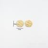 Nuevo broche irregular dorado estilo Chanel con temperamento plisado, accesorio de ropa de metal de moda.