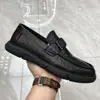 Zapatos de cuero casual de negocios para hombre, nuevo estilo 2026, mocasines transpirables estilo británico, slip-on para conducir