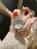 Reloj para Mujer Modelo Nuevo Transfronterizo con Cristal de Espejo Cortado Incrustado de Diamantes, Esfera de Nácar, Al por Mayor