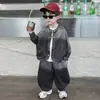 Traje de Mezclilla para Niños Primavera y Otoño 2026 Nuevo Estilo de Otoño Estilo Coreano Infantil Chaqueta Holgada Atractiva Ropa para Bebé Niño Moderna