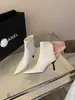 []Botas Curtas de Bico Fino para Mulheres, Novos Sapatos de Salto Alto Outono e Inverno 2026 com Salto Fino Estilo Francês, Adequados para Combinar com Saias