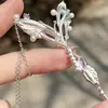 No Mesmo Estilo da Arma, o Colar é Exquisito e Super Brilhante, Cravejado com Zircônia e Pérolas, uma Corrente de Pescoço Personalizada e Versátil