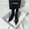 Botas de Couro Outono e Inverno Versátil Temperamento Zíper Traseiro Emagrecedor Bico Apontado Salto Alto Botas de Cano Curto Femininas 2026 Nova Moda Salto Grosso