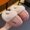 Nuevos Zapatos de Invierno para Niños 2026 con Tacón y Zapatos de Algodón para Niños y Niñas, Cálidos, con Felpa Adicional, para el Hogar, para Padres e Hijos, Pantuflas de Algodón Suaves para Bebé