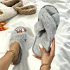 Pantuflas de estilo transfronterizo con diseño de tira cruzada, adecuadas para primavera y otoño, cómodas para uso en casa, de suela plana, felpa, a la moda, sencillas, de punta abierta, pantuflas de algodón peludo