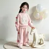 Conjunto dulce para niña de principios de otoño, sudadera de moda estilo coreano para primavera y otoño con lazo y pantalones de pierna ancha, conjunto de dos piezas moderno para niños