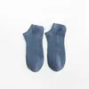 Calcetines de hombre de verano color liso calcetines invisibles transpirables absorbentes de sudor calcetines desodorantes calcetines verticales para hombre puesto de calcetines para hombre calcetines invisibles para hombre al por mayor