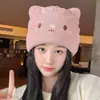 8327 otoño e invierno lindo oso sombrero cálido cara pequeña protección para las orejas sombrero de punto de lana moda coreana sombrero con cordón para mujer