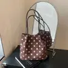 Bolsa tote transfronteiriça moderna e fresca para mulheres, novo estilo verão 2026, design de bolinhas, bolsa de ombro estilosa, adequada para o trabalho e como bolsa de ombro.
