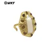 Anillo Abierto Estilo Palacio Europeo Chapado en Oro de 18 Quilates con Incrustaciones de Piedras Pequeñas de Colores y Perla de Agua Dulce Grande Mpr132