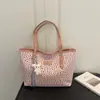 Bolsa tote simples casual feminina com estampa 2026, grande capacidade, com pingente, de ombro, para ir ao trabalho e fazer compras, com um estilo fresco, moderno e descontraído