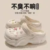 Novos Sapatos Vazados Femininos Verão Uso Externo 2026 Sandálias de Praia Antiderrapantes Salto Plataforma Aumento de Altura Chinelos PVC Bico Fechado