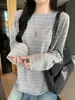 K2736 Camiseta rayada de manga larga con cuello redondo personalizada para mujer, estilo retro americano casual holgado de principios de otoño, top básico