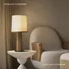 2026 Nova Luminária de Mesa Estilo Vintage Personalizada para Sala de Estar e Estudo, Luminária Atmosférica para Quarto e Cabeceira, Madeira Maciça e Tecido de Alta Qualidade, Design Simples