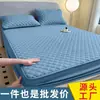 Funda de colchón acolchada juego de tres piezas, cubierta de cama antideslizante para dormitorio individual de estudiante