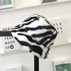 Otoño e invierno Nuevo sombrero de pescador de felpa cálida engrosada Moda coreana sombrero de cubo estampado de cebra sombrero de leopardo para mujer