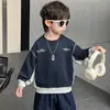 Moletom infantil de primavera e outono com blocos de cor de cinco linhas, nova coleção de outono de 2026, peça básica casual estilosa e legal para meninos pequenos