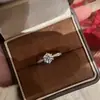 Anillo Minimalista de Diamante Brillante para Mujer, Anillo de Compromiso con Seis Garras, Tamaño Ajustable, Lujo Ligero, Nicho, Sensación de Alta Gama, Moderno y Versátil