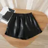Shorts femininos com cintura elástica, cintura alta, novo estilo outono/inverno, material PU, corte solto, versátil, moderno, design de perna larga, adequado para usar sobre botas, e cria um efeito emagrecedor