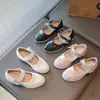 Sapatos pequenos de couro estilosos de salto alto para meninas 2026 primavera e outono nova moda Mary Jane de salto grosso raso com strass para meninas