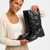 Botas pretas longas de couro genuíno plissado transfronteiriças para mulheres, novo estilo 2026, com design de perna flare, semelhantes a botas de equitação