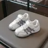 Tênis de treino alemão para crianças, novo modelo de outono, cano baixo com velcro, tênis esportivo unissex para bebês, tênis casuais leves para corrida com sola macia